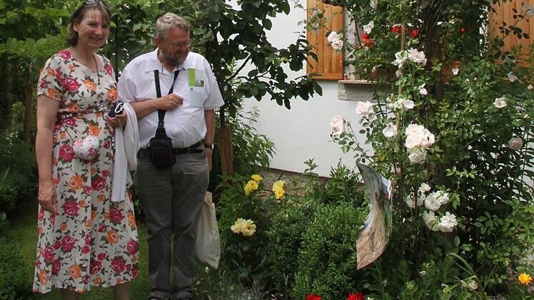 Die Rosen im Garten von Bernard Michaelis begeistern auch Kreisfachberater Friedhelm Haun. Foto: Sonny Adam