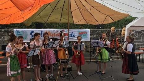 In schicken Dirndln traten die Mädchen der Musikschule Bad Brückenau beim Lindenfest auf. Foto: Ralf Gundelach