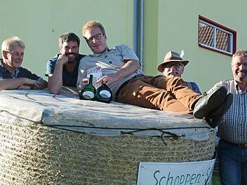 Gewinner und Organisatoren des Schoppenschoggens: Fritz Gensler (Vereinsringchef), Steffen Schärpf, Frank Gensler, Peter Metzung (Gewinner), Kurt Heid (Vorsitzender des Gartenbauvereins)  Fotos: E. Assmann