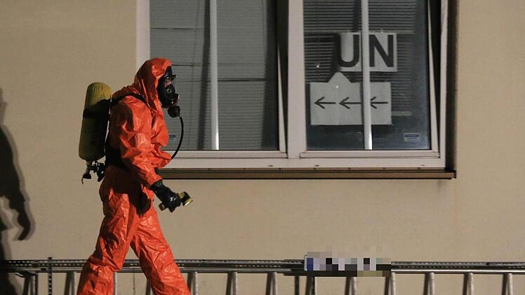 Feuerwehr-Einsatzkräfte mussten nach dem Anschlag mit stinkender Buttersäure die Räume lüftenNews5/Merzbach