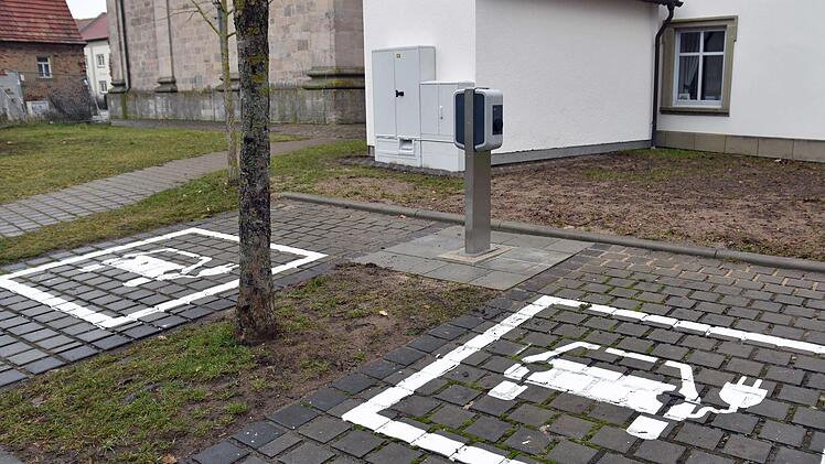 In Wonfurt wurden am Rathaus (im Bild) und an der Turnhalle Ladesäulen für Elektrofahrzeuge installiert.