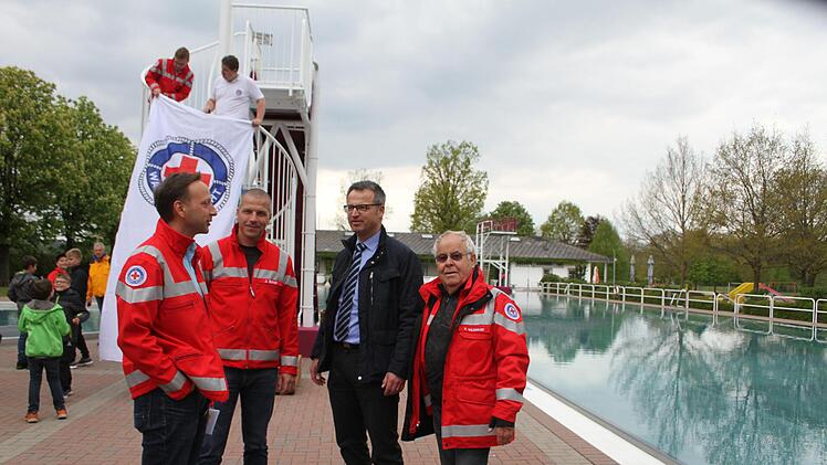 Die Wasserwachtfahne ist gehisst - am Montag beginnt die Freibadsaison in Mainleus: Bürgermeister Robert Bosch, der Vorsitzende der Wasserwacht Jörg Scholl, der BRK-Kreisgeschäftsführer Jürgen Dippold und Karlheinz Wildgrube waren sich einig, dass der Freibadbetrieb ohne die ehrenamtliche Mitarbeit der Wasserwacht nicht aufrechtzuerhalten wäre.