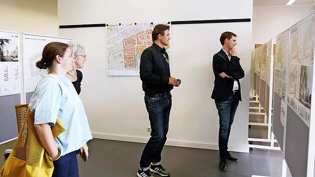 Interessierte Besucher (rechts Zweiter Bürgermeister Glüsenkamp) in der Ausstellung Foto: Amt für Bürgerbeteiligung / Stephanie Schirken-Gerster