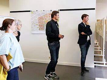 Interessierte Besucher (rechts Zweiter B&uuml;rgermeister Gl&uuml;senkamp) in der Ausstellung Foto: Amt f&uuml;r B&uuml;rgerbeteiligung / Stephanie Schirken-Gerster