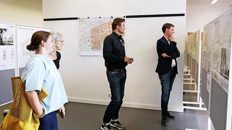 Interessierte Besucher (rechts Zweiter Bürgermeister Glüsenkamp) in der Ausstellung Foto: Amt für Bürgerbeteiligung / Stephanie Schirken-Gerster