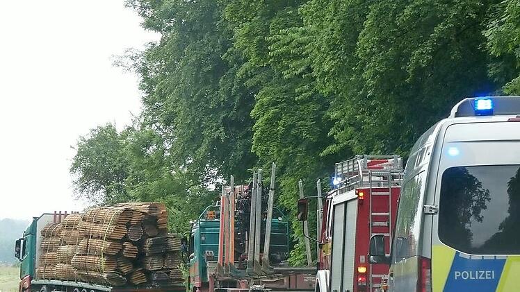 Polizei und Feuerwehr sicherten den Holztransporter, dessen Ladung verrutscht war.