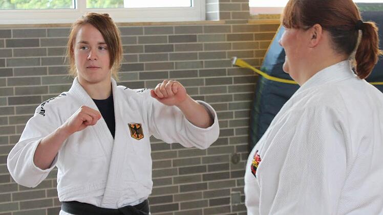 Weltmeisterin Carina Neupert (links) und ihre Trainingspartnerin Sonja Gilch zeigen den Kindern, was beim Ju-Jutsu wichtig ist. Foto: Sandro Kratt