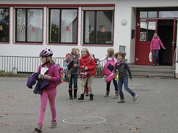 Kinder in der Kersbacher Schule. Bis 2015 werden sie noch in dem alten Gebäude bleiben müssen. Fotos: Josef Hofbauer