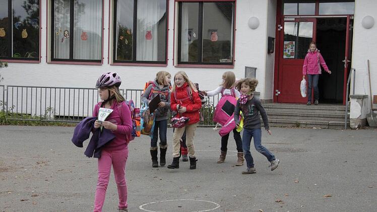 Kinder in der Kersbacher Schule. Bis 2015 werden sie noch in dem alten Gebäude bleiben müssen. Fotos: Josef Hofbauer