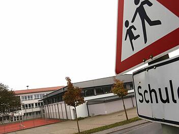 Die Schule in Frensdorf kann während des Schulbetriebs nicht mehr betreten werden. Der Martinsumzug wurde wegen Gerüchten um einen Amoklauf abgesagt. Foto: Matthias Hoch