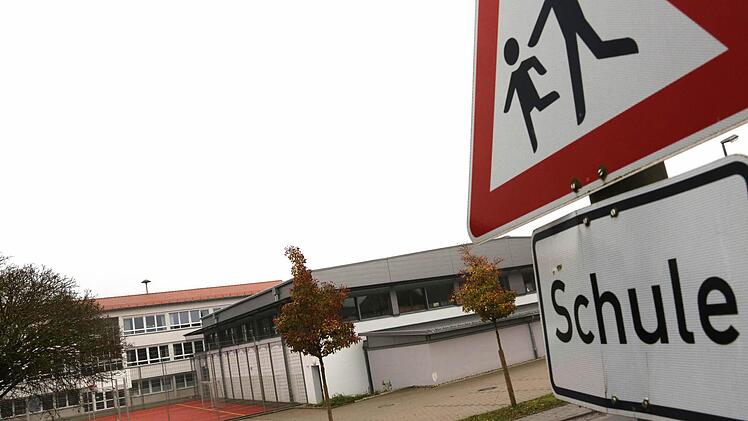Die Schule in Frensdorf kann während des Schulbetriebs nicht mehr betreten werden. Der Martinsumzug wurde wegen Gerüchten um einen Amoklauf abgesagt. Foto: Matthias Hoch