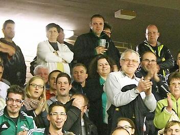 Den ganzen Tag ein volles Haus: Rund 1000 Zuschauer - hier Fans des VfR Katschenreuth, der den 3. Platz belegt, sorgen bei der Hallenfußball-Stadtmeisterschaft um den Rundschau-Cup wieder für eine prächtige Kulisse. Im Großraum Dreifachsporthalle Weiher ist am Samstag kein freier Parkplatz zu bekommen. Fotos: Monika Limmer