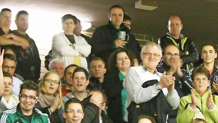 Den ganzen Tag ein volles Haus: Rund 1000 Zuschauer - hier Fans des VfR Katschenreuth, der den 3. Platz belegt, sorgen bei der Hallenfußball-Stadtmeisterschaft um den Rundschau-Cup wieder für eine prächtige Kulisse. Im Großraum Dreifachsporthalle Weiher ist am Samstag kein freier Parkplatz zu bekommen. Fotos: Monika Limmer