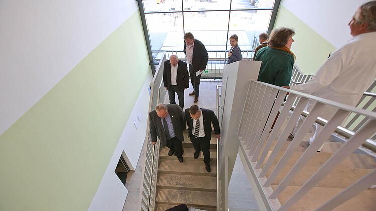 Das Treppenhaus des Gesundheitszentrums mit Blick zum Klinikum. Das soll Synergien bewirken. Foto: Barbara Herbst.
