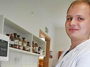 Dominik Szabó aus Pilisszentiván stellt in der Rathaus-Apotheke Salben und andere Arznei her. Foto: Sonja Adam