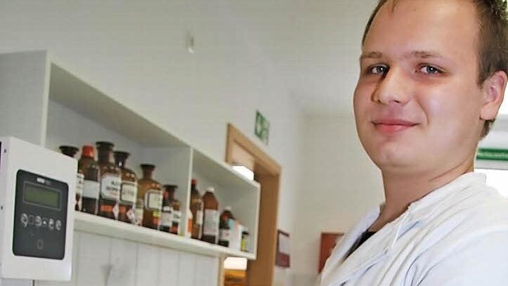 Dominik Szabó aus Pilisszentiván stellt in der Rathaus-Apotheke Salben und andere Arznei her. Foto: Sonja Adam