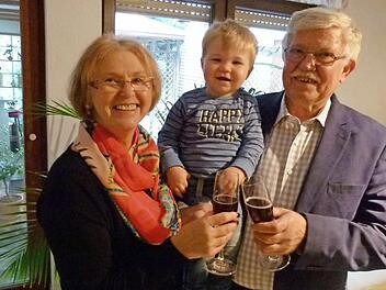 Das Jubelpaar Edeltraud und Horst Pusch mit ihrem ganzen Stolz, dem Urenkel Hannes  Foto: Lothar Weidner