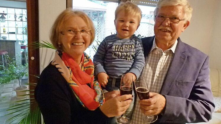 Das Jubelpaar Edeltraud und Horst Pusch mit ihrem ganzen Stolz, dem Urenkel Hannes  Foto: Lothar Weidner