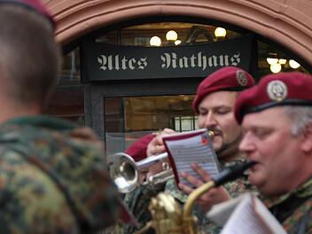 Nicht nur für Touristen eine zentrale Anlaufstelle: Künstler und Musiker, wie das Heeresmusikkorps Veitshöchheim, zieht es regelmäßig an den Marktplatz vor das Alte Rathaus. Foto: Benedikt Borst/ Archiv