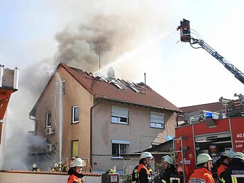 Rund 200 000 Euro Sachschaden entstanden am Freitagmittag bei Priesendorf bei einem Wohnungsbrand. Foto: Ferdinand Merzbach