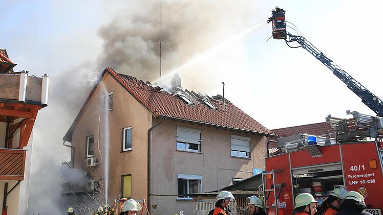 Rund 200 000 Euro Sachschaden entstanden am Freitagmittag bei Priesendorf bei einem Wohnungsbrand. Foto: Ferdinand Merzbach