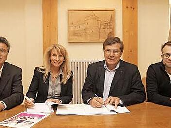 Bei der Vertragsunterzeichnung zwischen der Telekom und der Gemeinde Ebelsbach für das schnelle Internet (von links): Telekom-Projektleiter Klaus Markert, Regio-Managerin Marion Thüngen, Bürgermeister Walter Ziegler und der Breitbandpate der Verwaltungsgemeinschaft Ebelsbach, Matthias Stretz. Foto: Günther Geiling