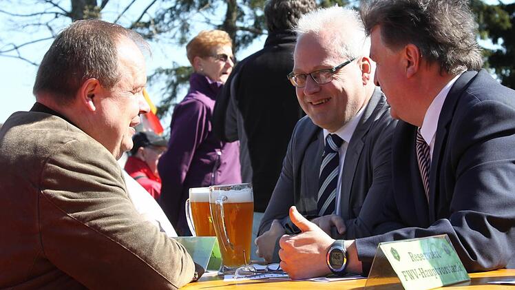 Von amtswegen mit Sakko und Krawatte, aber mit Jeans: Landrat Klaus Peter Söllner mit Bürgermeister Werner Burger aus Grafengehaig und Pressecks 2. Bürgermeister Stefan Sigmund. Foto: Klaus Klaschka