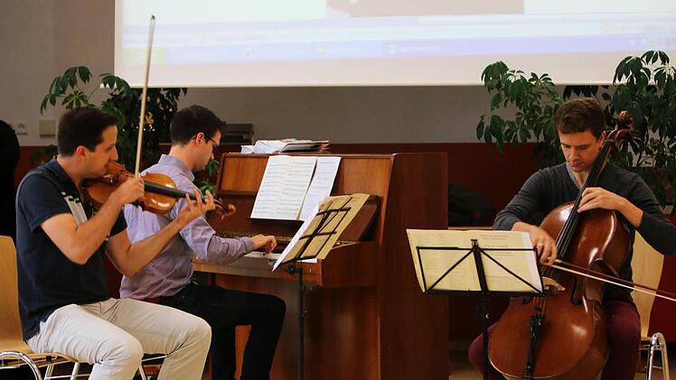 Impressionen vom Gesprächskonzert mit dem Aramis-Trio im Coburger Gymnasium Ernestinum. Der Auftritt war Besstandteil des Festivals "Klanggrenzen".Foto: Jochen Berger