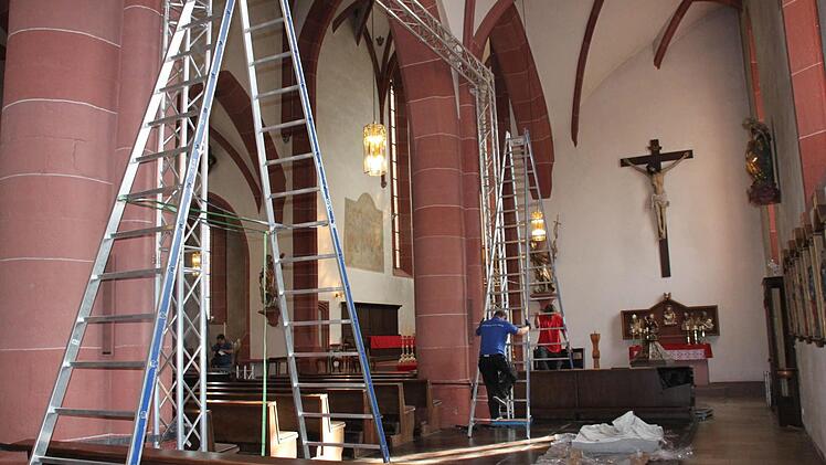 Mitarbeiter der Firma WSV Messebau haben am Freitagmorgen Traverse für die Scheinwerfer in der Kirche aufgebaut. Foto: Kerstin Väth