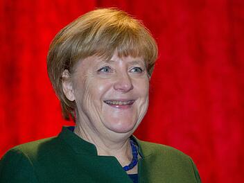Bundeskanzlerin Angela Merkel (CDU) lacht am 06.01.2017 in Trinwillershagen (Mecklenburg-Vorpommern) auf dem Neujahrsempfang des Landrates des Kreises Vorpommern-R&uuml;gen. Merkel kommt am 23. Januar zum Di&ouml;zesanempfang des scheidenden katholischen W&uuml;rzburger Bischofs Friedhelm Hofmann. Foto: Stefan Sauer/dpa-Zentralbild/dpa