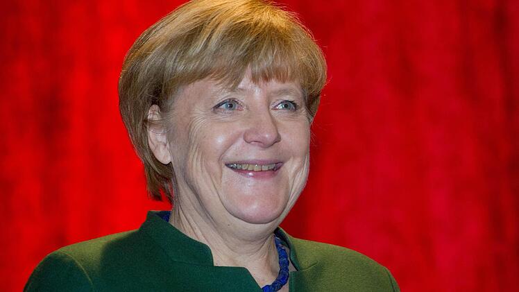 Bundeskanzlerin Angela Merkel (CDU) lacht am 06.01.2017 in Trinwillershagen (Mecklenburg-Vorpommern) auf dem Neujahrsempfang des Landrates des Kreises Vorpommern-R&uuml;gen. Merkel kommt am 23. Januar zum Di&ouml;zesanempfang des scheidenden katholischen W&uuml;rzburger Bischofs Friedhelm Hofmann. Foto: Stefan Sauer/dpa-Zentralbild/dpa