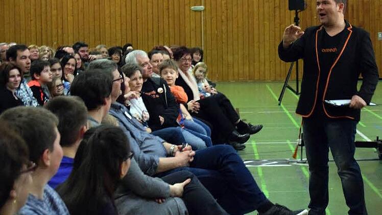 Sebastian Reich bezog das Publikum in seine Show ein. Foto: Andreas Welz