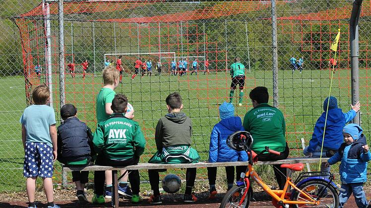 Zaungäste beim Spiel des FC Poppenlauer gegen die SG Oerlenbach/Ebenhausen (4:5). Foto: ssp