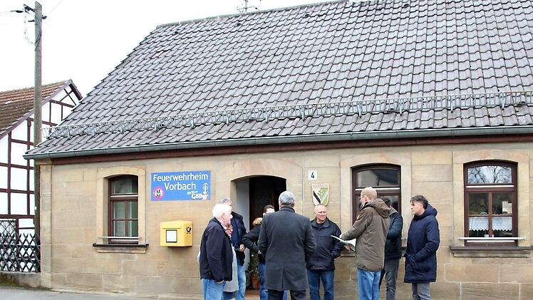 Der Bauausschuss machte sich in Vorbach ein Bild vom Zustand der Fenster am Gemeindehaus. Fotos: Andreas Lösch