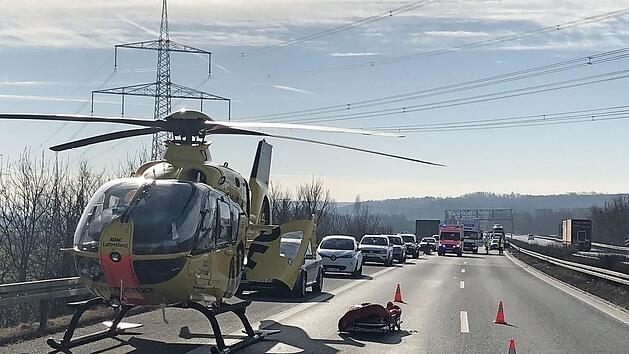 Ein Hubschrauber brachte den lebensgef&auml;hrlich verletzten Autofahrer in eine Klinik. Die A&nbsp;70 wurde gesperrt.  Fotos: News5/Ferdinand Merzbach