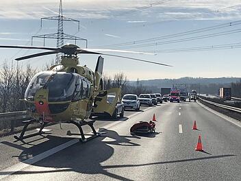 Ein Hubschrauber brachte den lebensgefährlich verletzten Autofahrer in eine Klinik. Die A 70 wurde gesperrt.  Fotos: News5/Ferdinand Merzbach