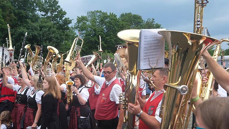 um Schluss hoben die 200 Musikanten ihre Instrumente hoch.