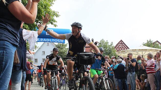 Die Teilnehmer der BR-Radltour werden von den Hollfeldern jubelnd empfangen. Foto: Jan Acksteiner