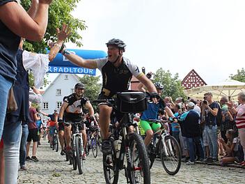 Die Teilnehmer der BR-Radltour werden von den Hollfeldern jubelnd empfangen. Foto: Jan Acksteiner