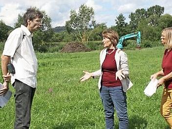 Stefan Bayer diskutiert mit Vertretern des Bundes Naturschutz die einzelnen Ma&szlig;nahmen. Foto: Maria L&ouml;ffler