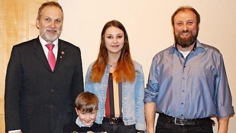 Bei der Ehrung f&uuml;r erfolgreiche Gefl&uuml;gelz&uuml;chter (von links): B&uuml;rgermeister Jochen Partheym&uuml;ller, Leonard Neder, Ramona H&uuml;mmer und Roland H&uuml;mmer