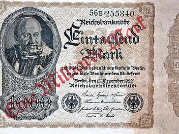 Die wundersame Geldvermehrung: aus eintausend Mark wurde eine Milliarde Mark indem man die Reichsbanknote einfach nur überdruckte.