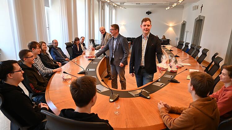 Wettbewerbssieger:innen bei &bdquo;Sch&uuml;ler experimentieren&ldquo; und &bdquo;Jugend forscht&ldquo; im Rathaus ausgezeichnet&nbsp;