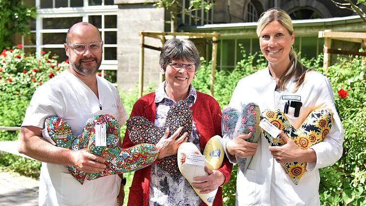Erlangen: Herzkissen f&uuml;r Brustkrebspatientinnen - Aktionstag von "Quilting Bee" bringt weitere Spende ein