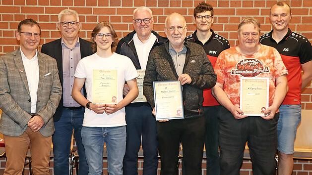 Mitgliederehrung (v.l.): Vorsitzender Georg Alexander Benos, B&uuml;rgermeister Max Zeulner, Toni St&ouml;cker (15 Jahre Mitgliedschaft), Thomas Kneipp (23 Jahre), Ehrenmitglied Michael St&ouml;cker, Matthias Wendel (15 Jahre), Ehrenmitglied Wolfgang Moser und Z...
