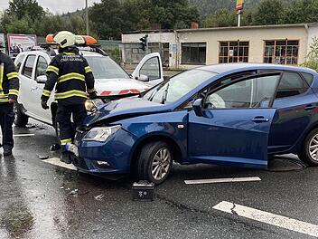 Autos krachen beim Abbiegen in Kulmbach zusammen