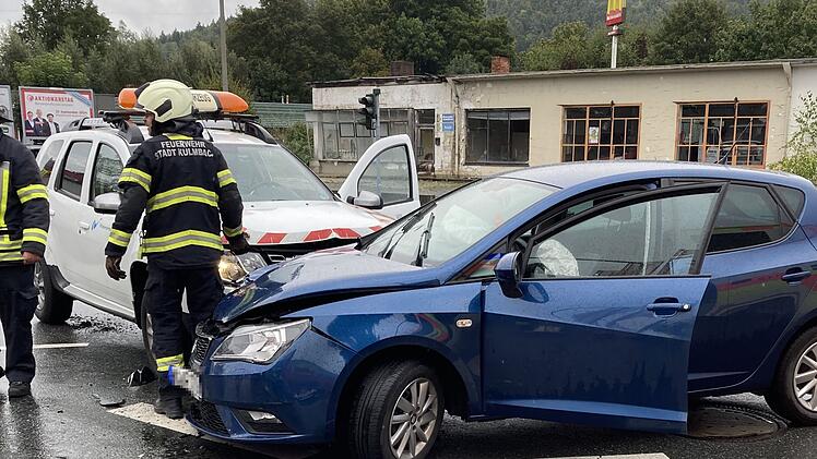 Autos krachen beim Abbiegen in Kulmbach zusammen