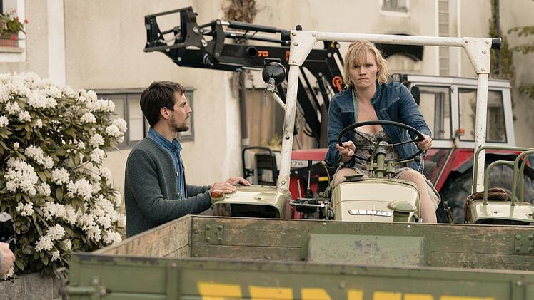 Als herauskommt, dass Willi (Matthias Ransberger) pornos&uuml;chtig ist, hat Lena (Rosalie Thomass) die Nase voll.