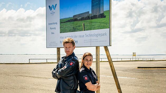 Die digitale Zukunft beginnt in Leer mit dem Technologiepark "Friesland Valley". S&uuml;her &Ouml;zl&uuml;g&uuml;l (Sophie Dal) und Henk Cassens (Maxim Mehmet) f&uuml;hlen sich mit dem Auftrag, den Investmentmanager zu eskortieren, nicht sonderlich wertgesch&auml;tzt.
