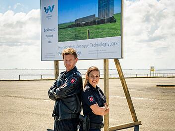 Die digitale Zukunft beginnt in Leer mit dem Technologiepark "Friesland Valley". S&uuml;her &Ouml;zl&uuml;g&uuml;l (Sophie Dal) und Henk Cassens (Maxim Mehmet) f&uuml;hlen sich mit dem Auftrag, den Investmentmanager zu eskortieren, nicht sonderlich wertgesch&auml;tzt.